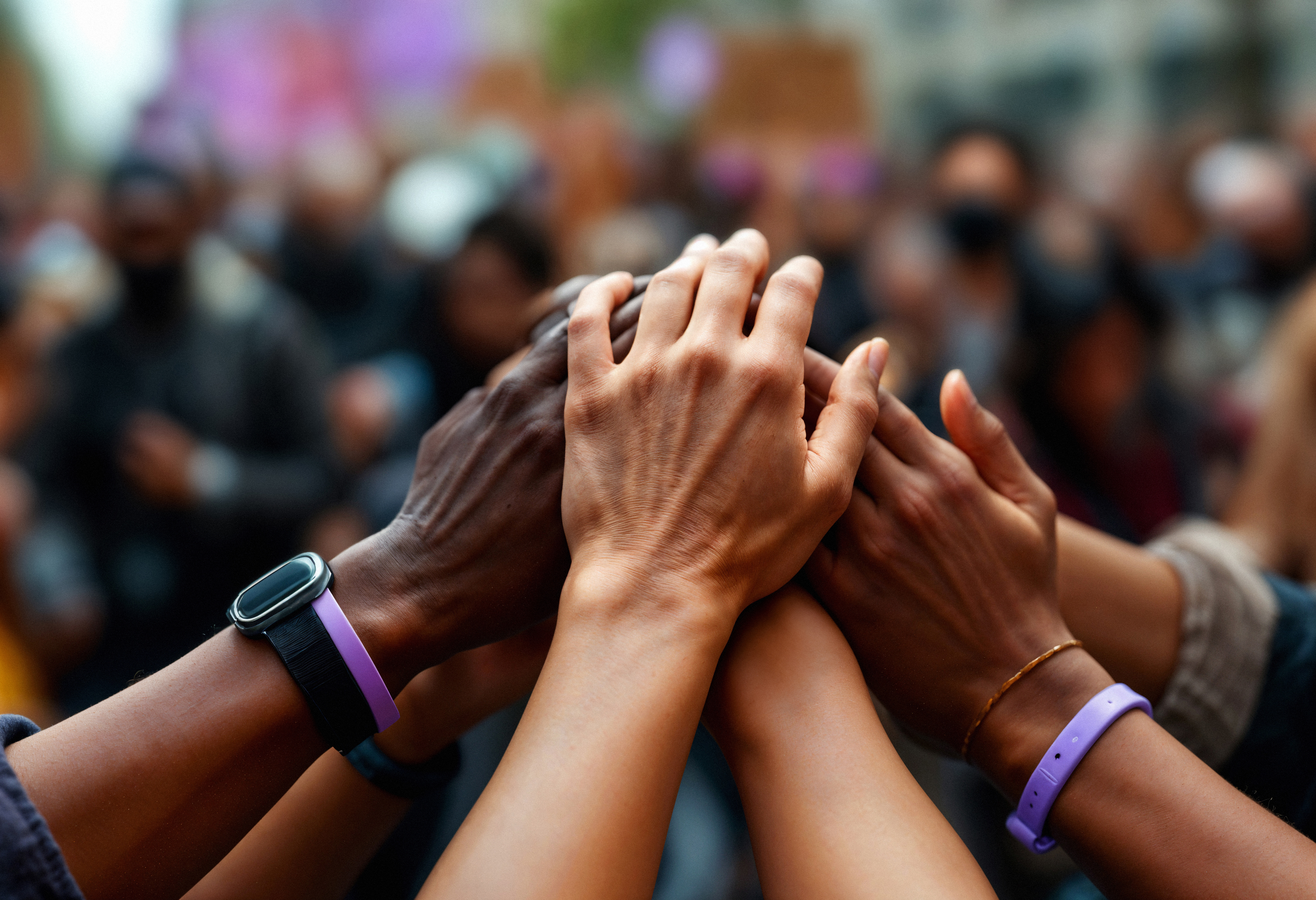 Mãos unidas simbolizando solidariedade e apoio comunitário